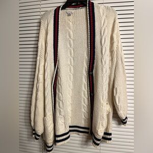 Medium American Eagle Cozy Cream Cable Knit  Buttoned up W Pockets Cardigan!🍦